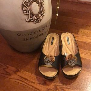 Cute wedges with a rose detail